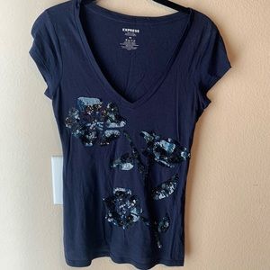 Express tee with sequin flowers